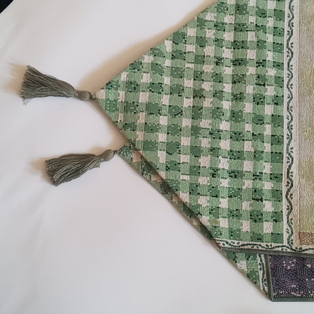 Spring/Easter Tapestry Table runner - Picture 9 of 10